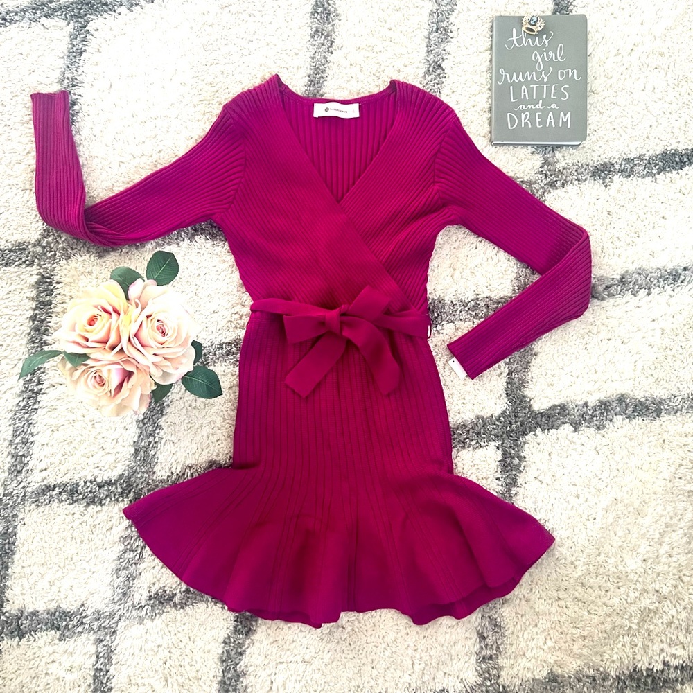 Selling this cute mini dress with waist tie belt! 💝